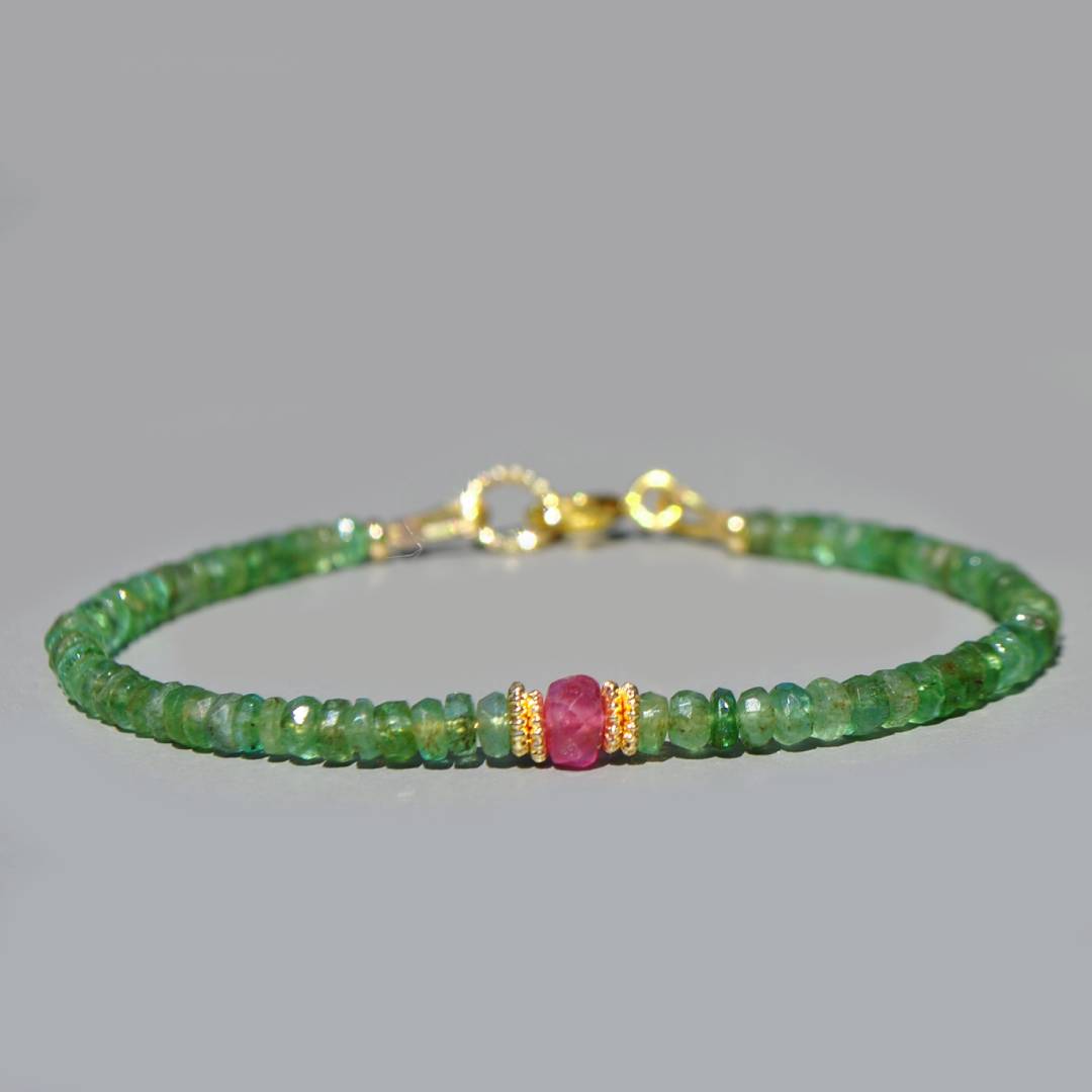 bracelet emeraude saphir rose central