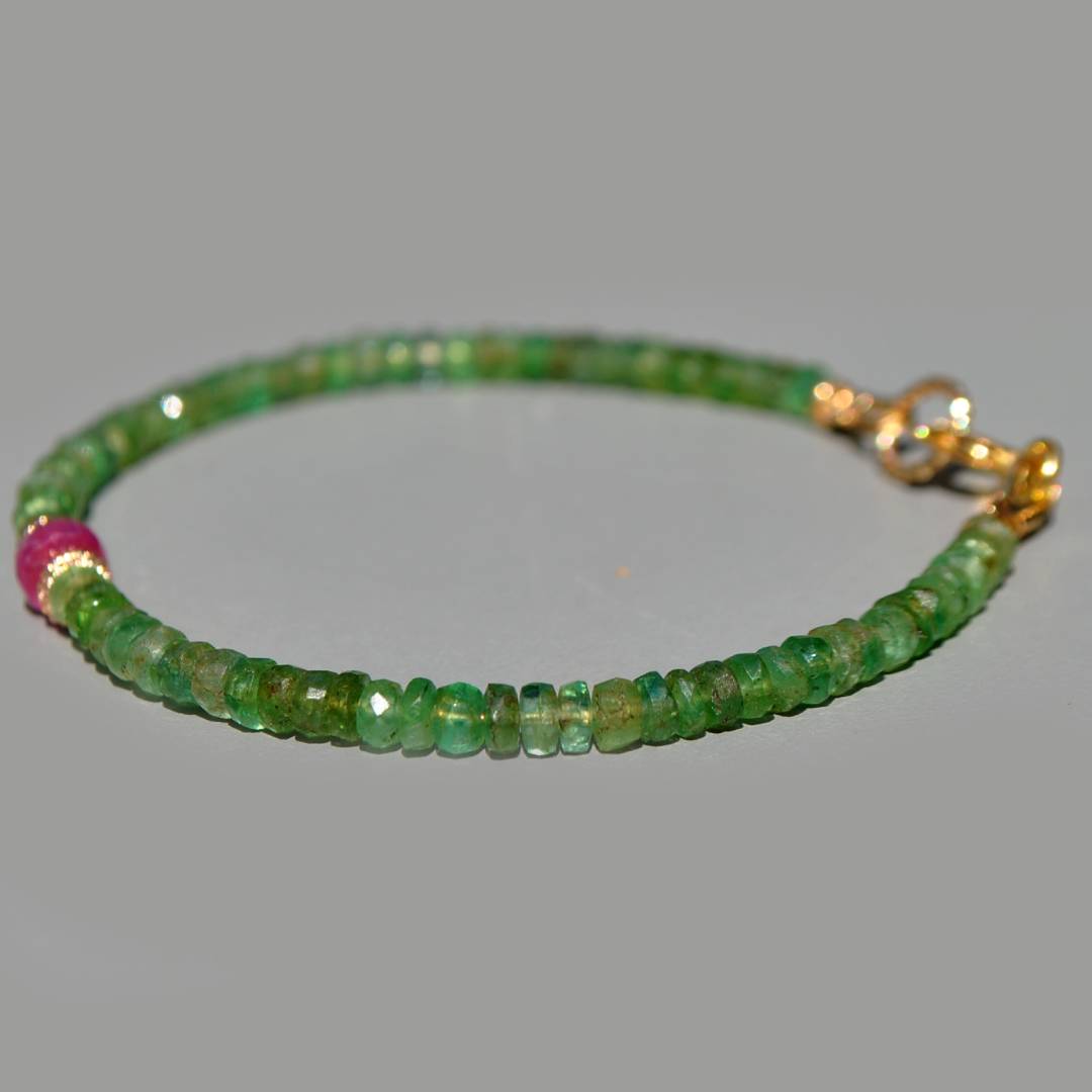 bracelet emeraude saphir rose central(1)