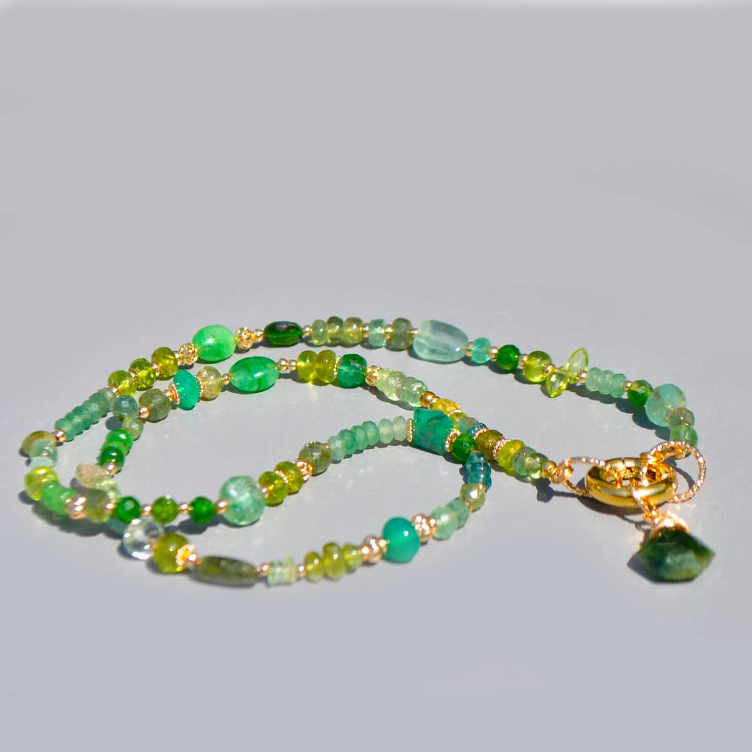 Collier fermoir anneau mousqueton pierres vertes