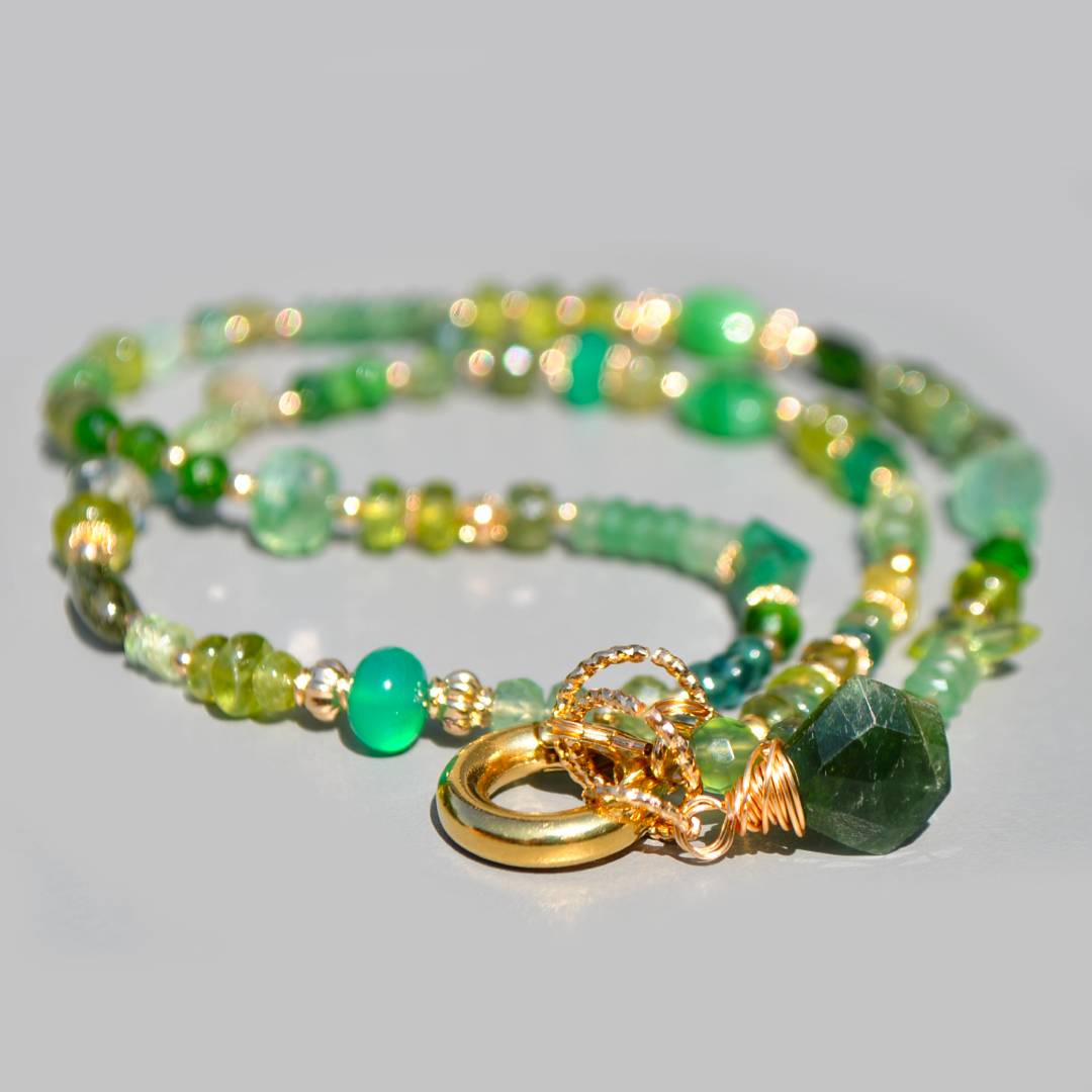 Collier fermoir anneau mousqueton pierres vertes(2)
