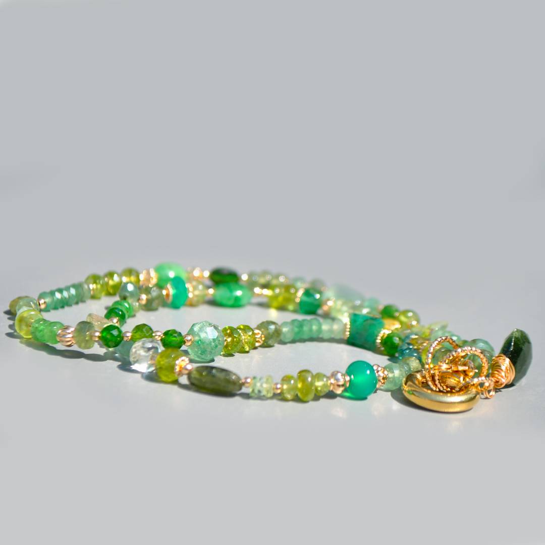Collier fermoir anneau mousqueton pierres vertes(1)