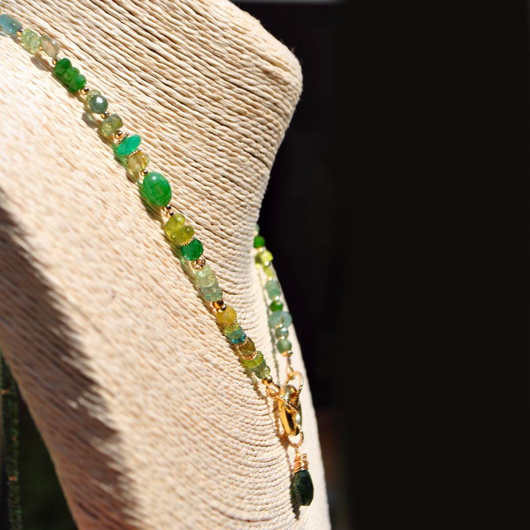 Collier fermoir anneau mousqueton pierres vertes(6)
