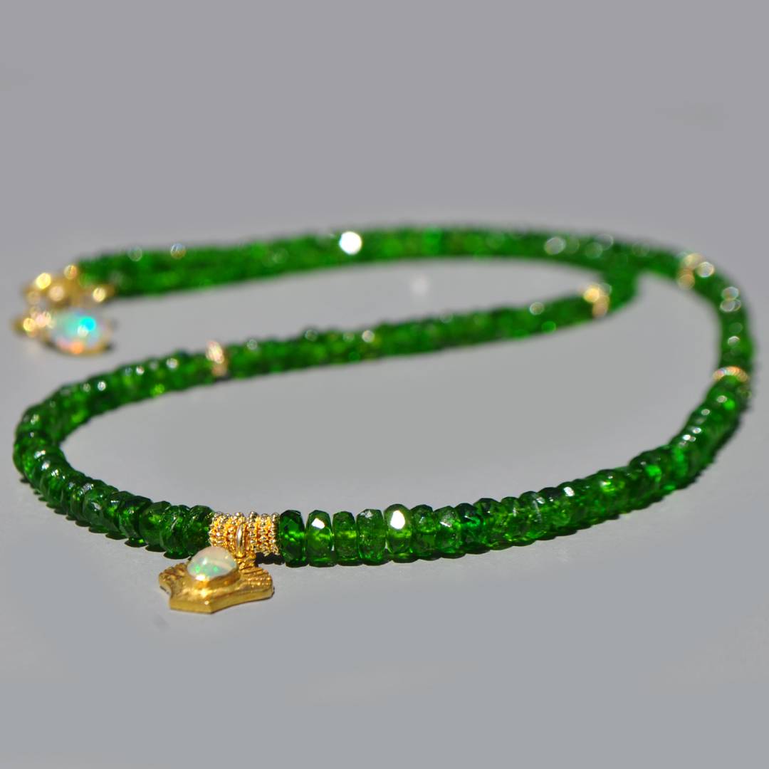 collier diopside charm opal vermeil