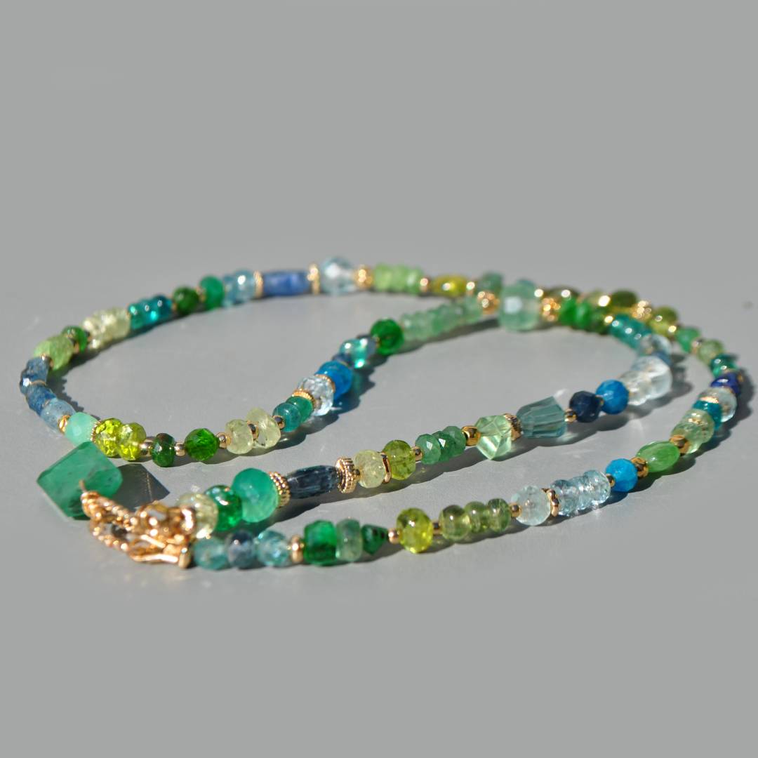 collier long pierres vertes bleues pendentif emeraude naturelle