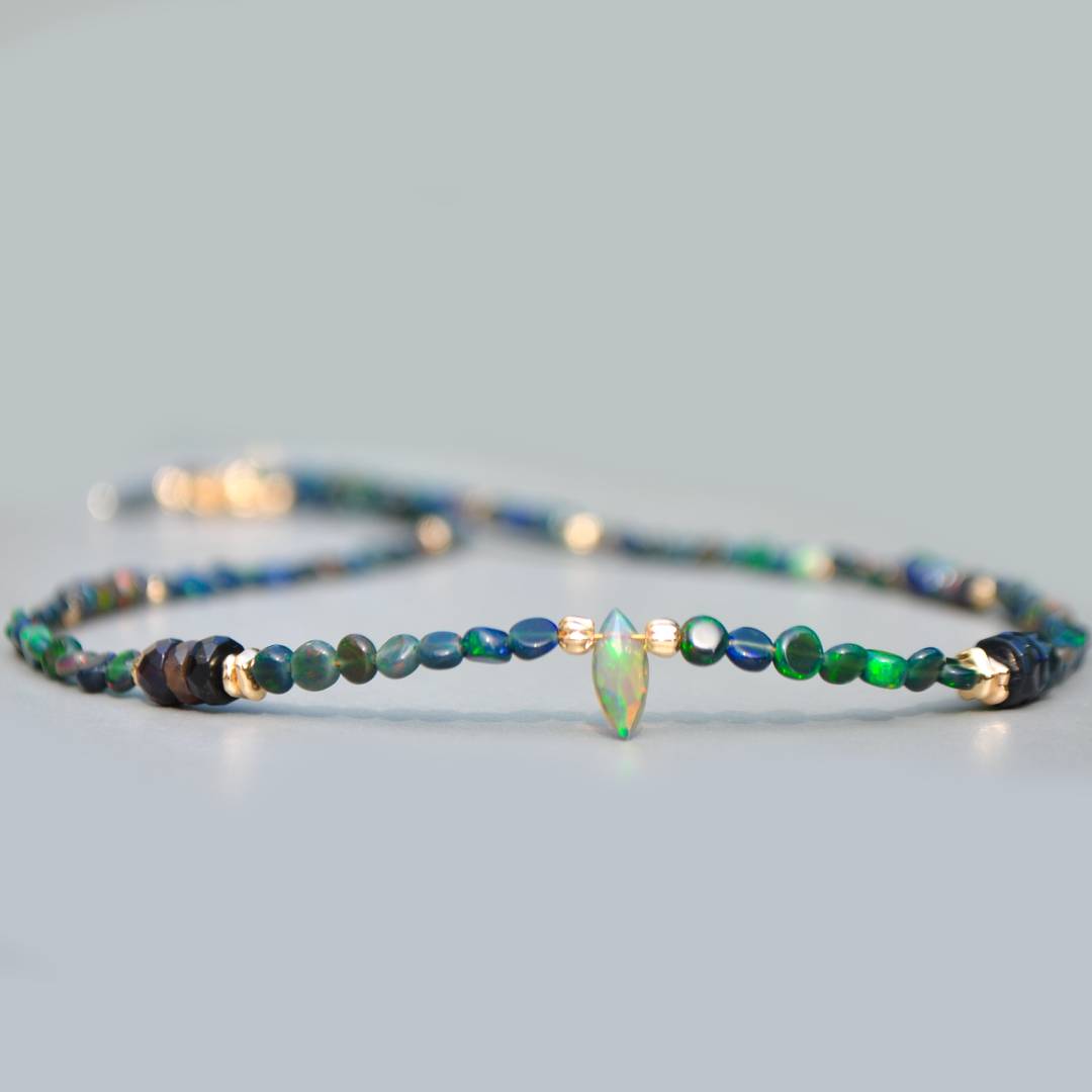 Collier opale noir goutte facettes-1