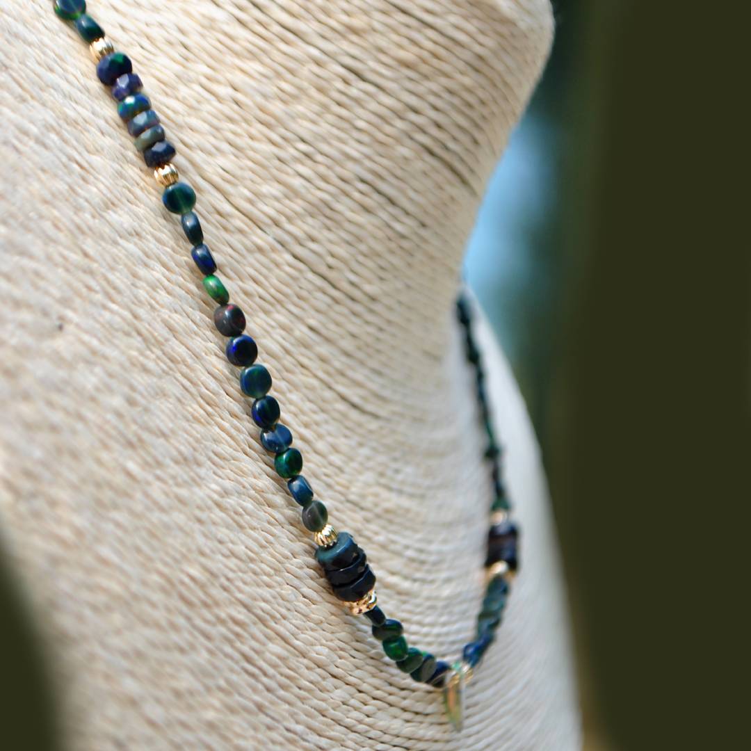 Collier opale noir goutte facettes-B