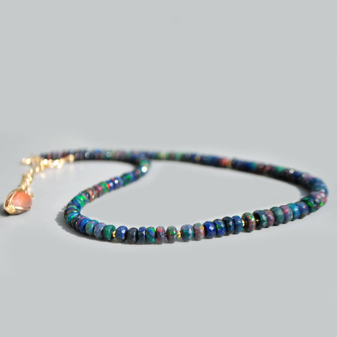 Collier opale noir facettes or14K