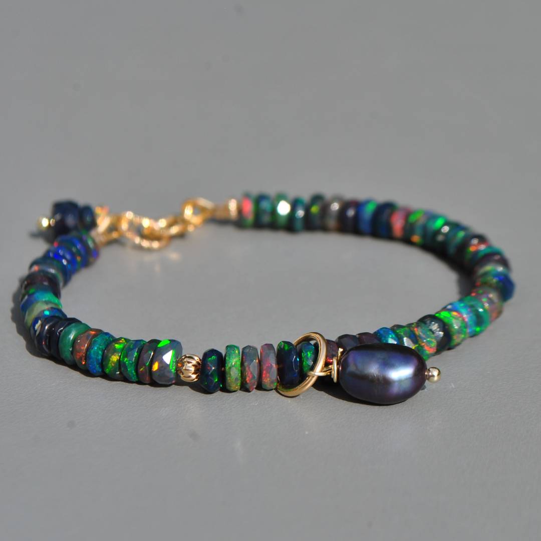 bracelet opale noire et perle noire or