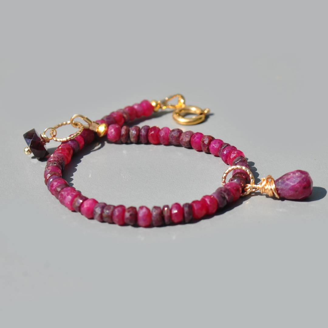 Bracelet rubis rouge facettes charm projet-2