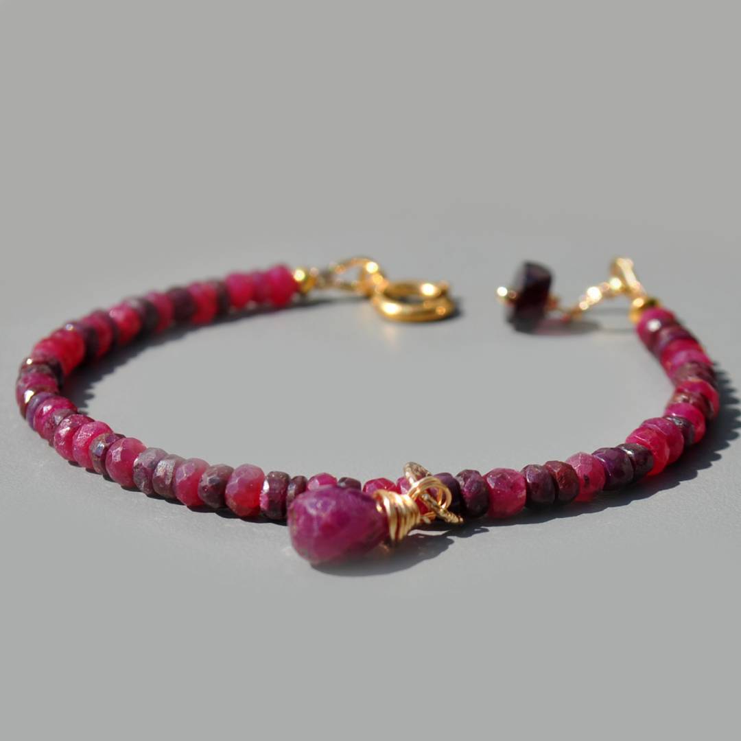 Bracelet rubis rouge facettes charm projet
