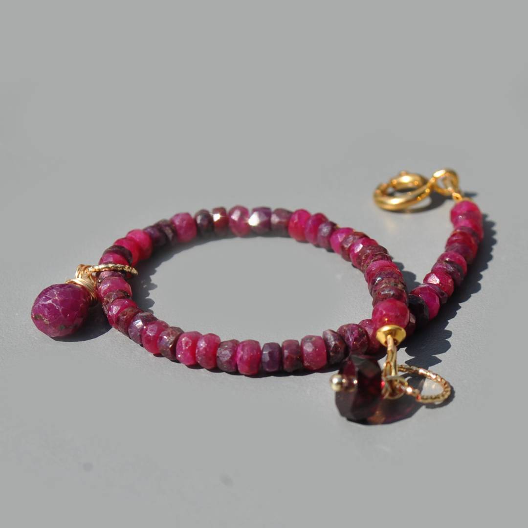 Bracelet rubis rouge facettes charm projet-8