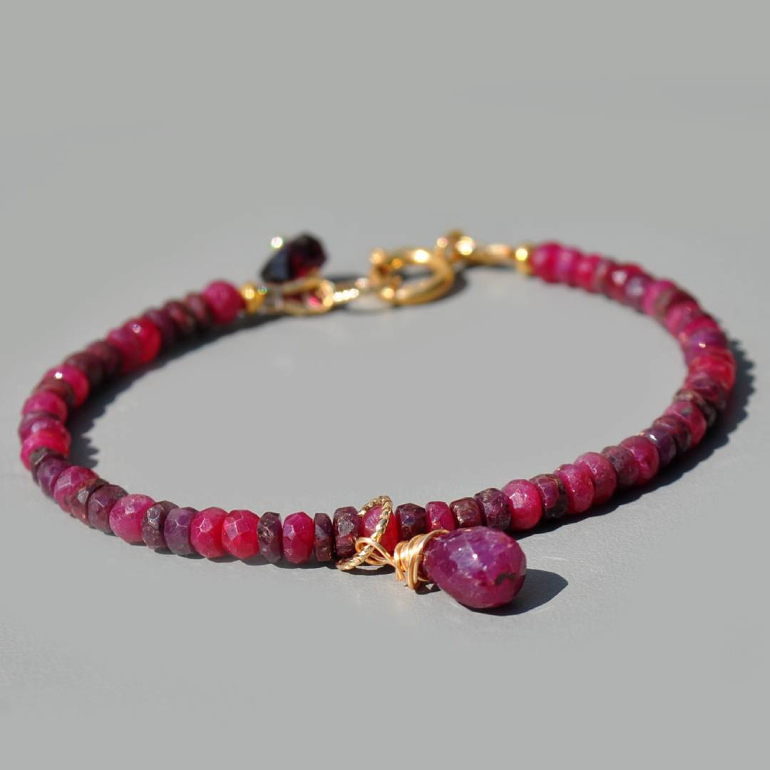 Bracelet rubis rouge facettes charm projet-3