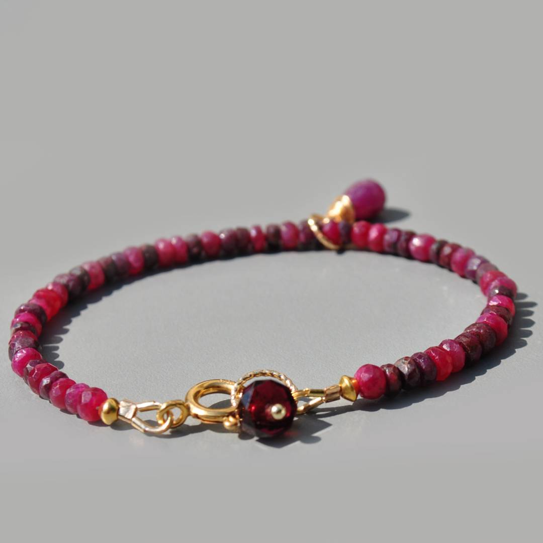 Bracelet rubis rouge facettes charm projet-4