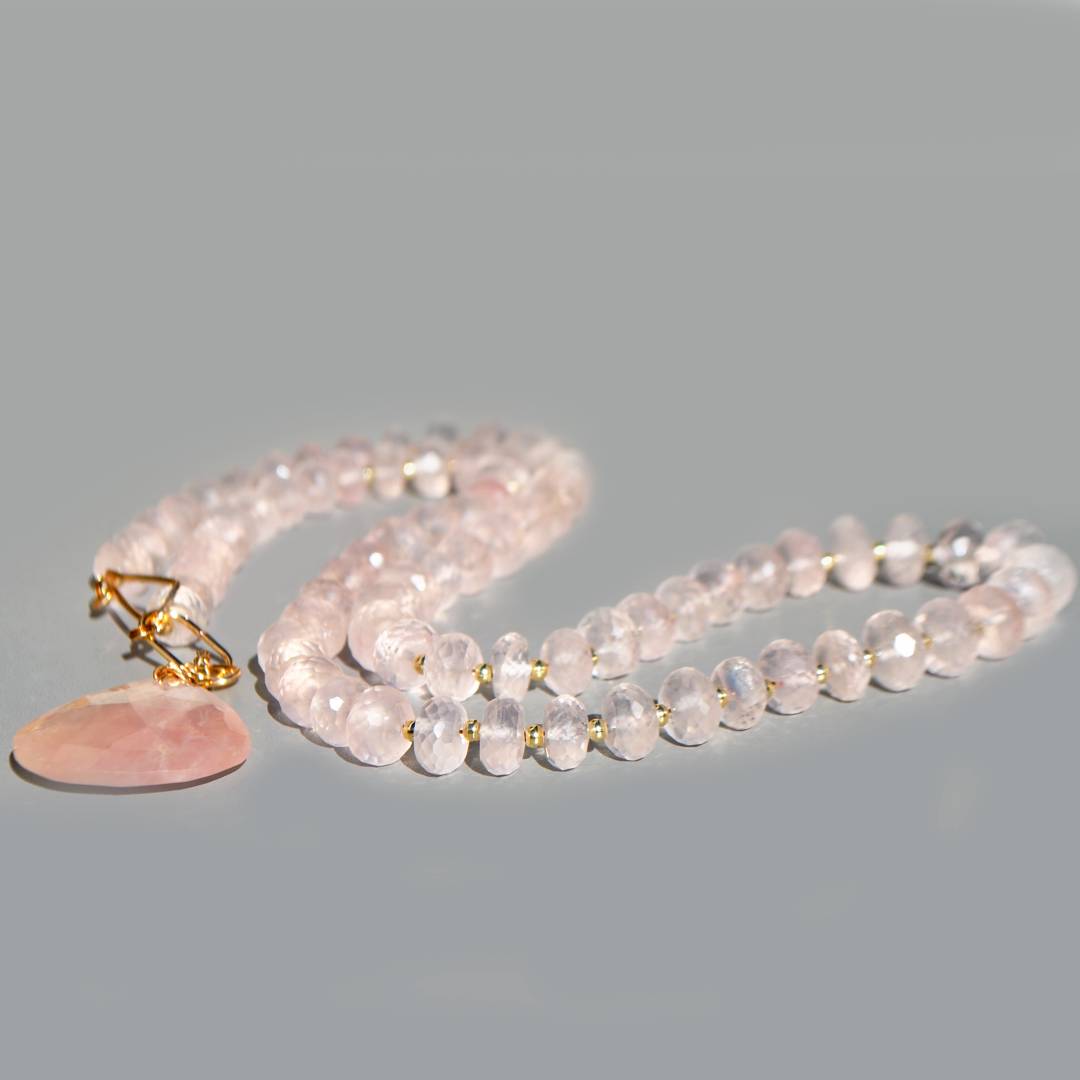 collier long perle facette de quartz rose naturelle
