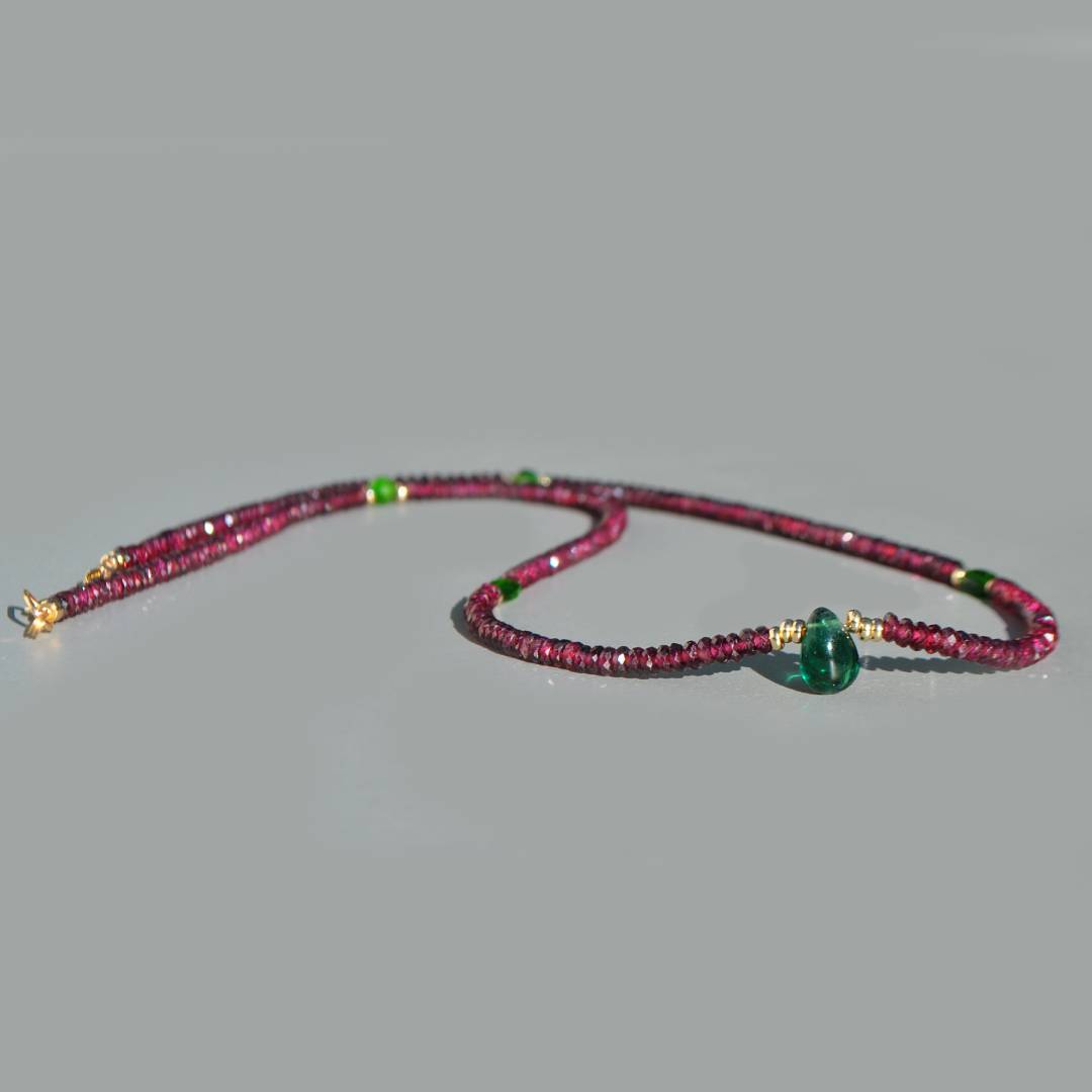 collier grebat rhodolite facettes goutte apatite indicolite