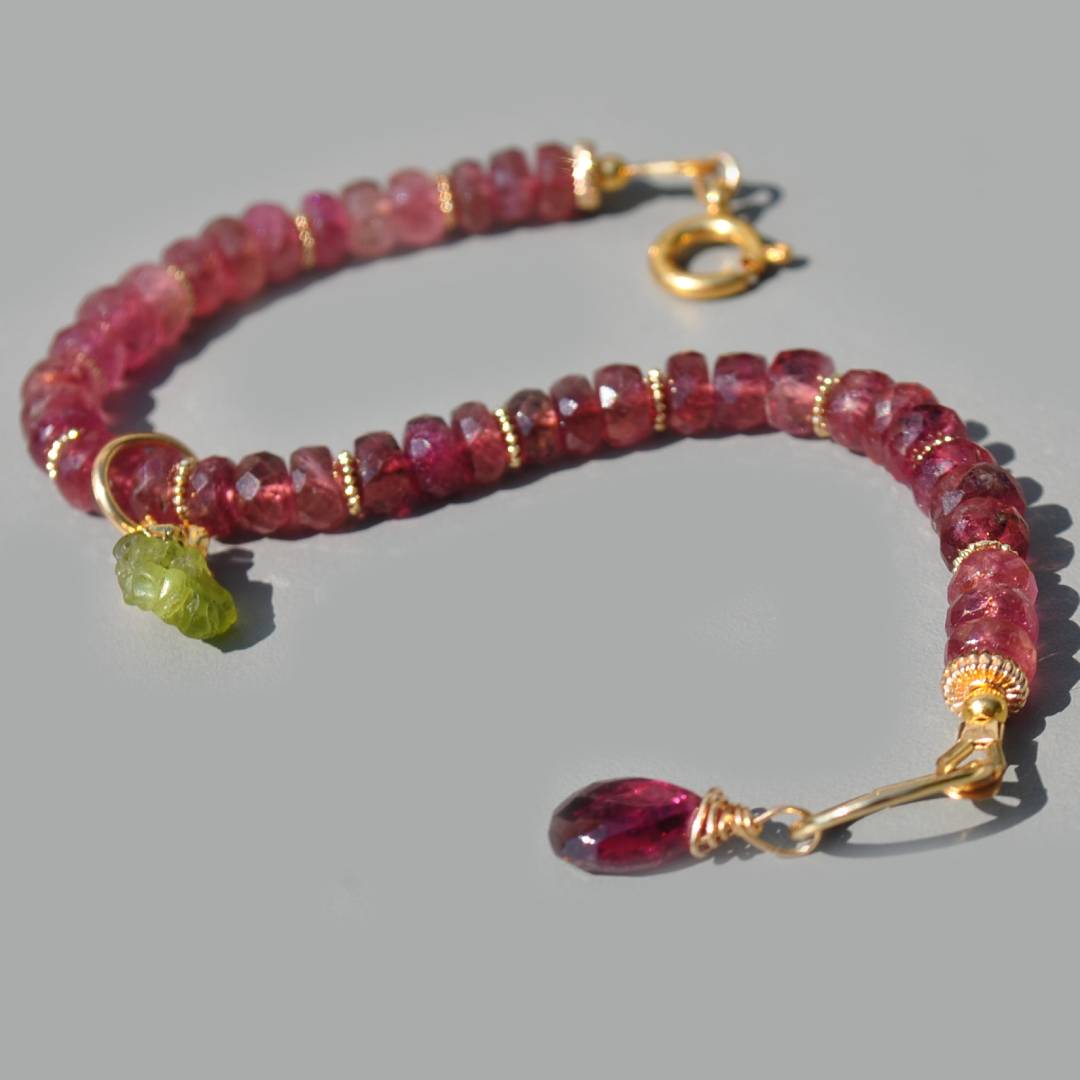 Bracelet tourmaline rose charm peridot brut-9