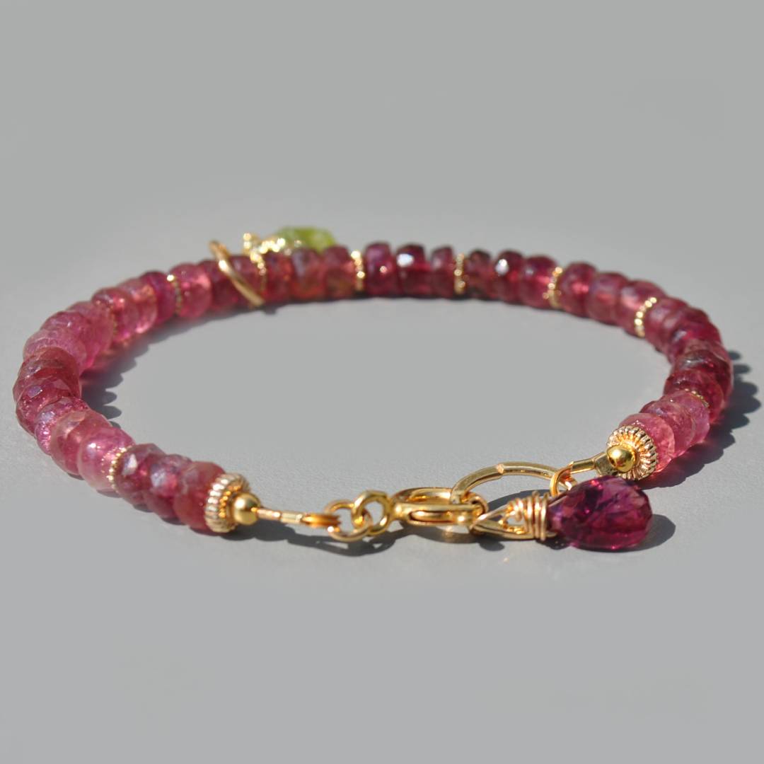 Bracelet tourmaline rose charm peridot brut-5