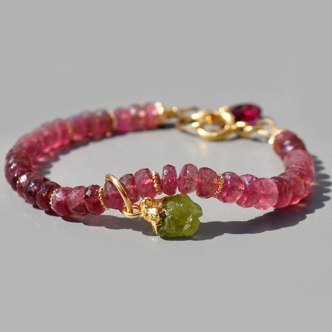 Bracelet tourmaline rose charm peridot brut-2
