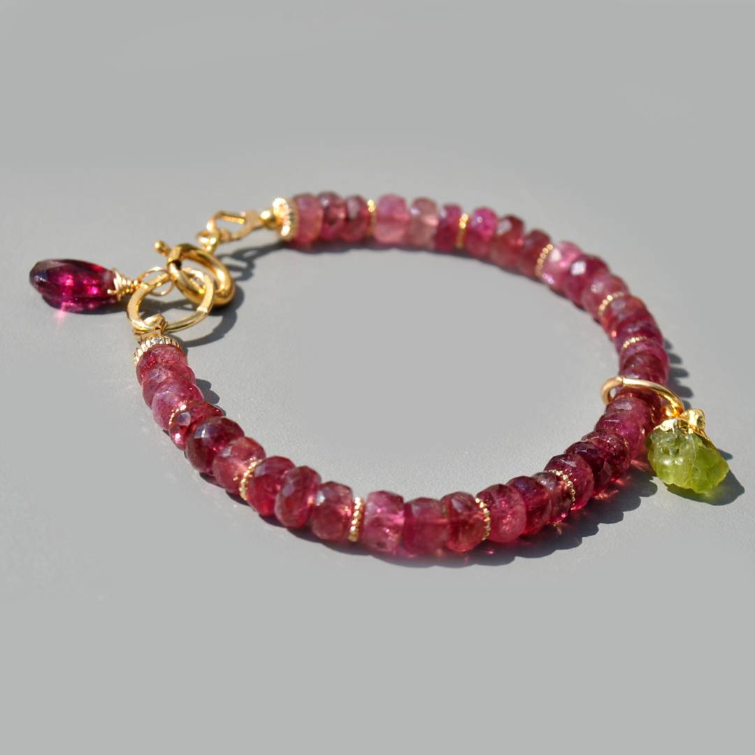 Bracelet tourmaline rose charm peridot brut-4
