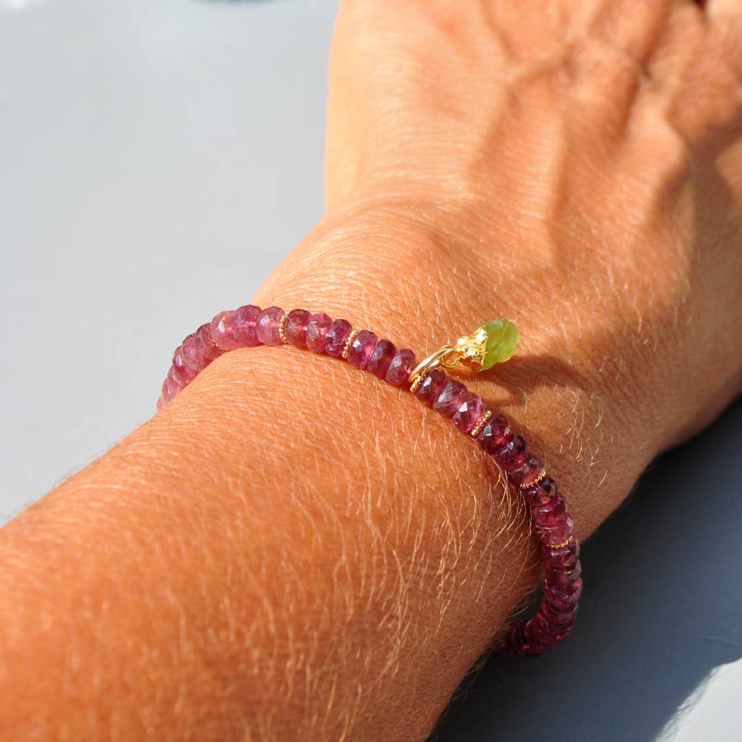 Bracelet tourmaline rose charm peridot brut-B