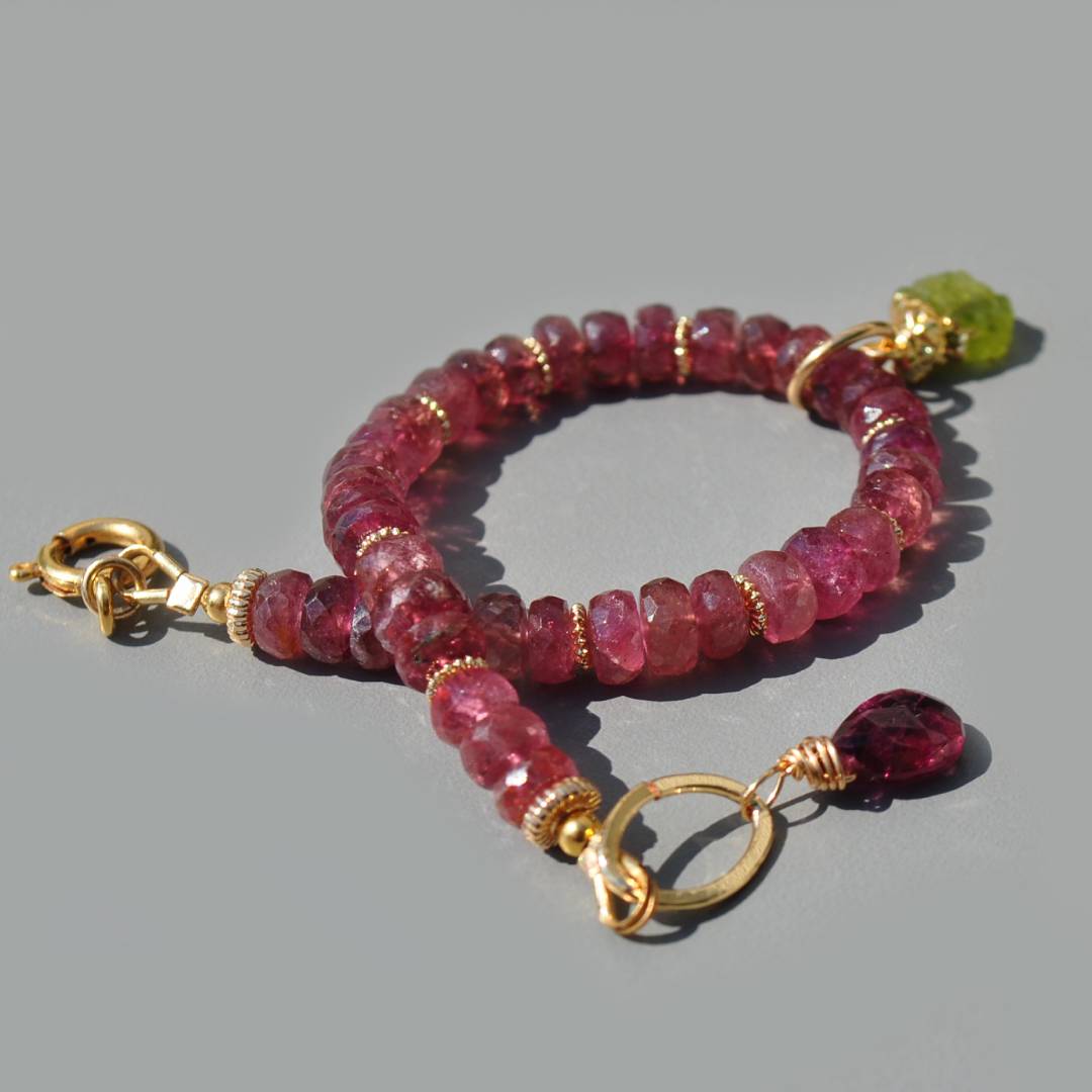 Bracelet tourmaline rose charm peridot brut-5 (1)