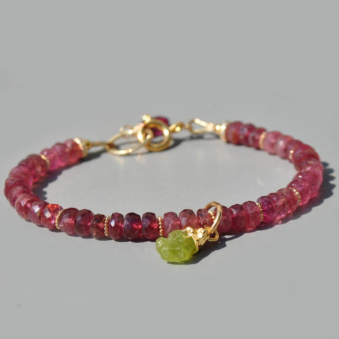 Bracelet tourmaline rose charm peridot brut