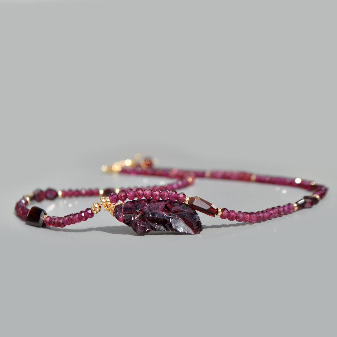 Collier fin grenat Rhodolite et almandin pendentif pierre brute