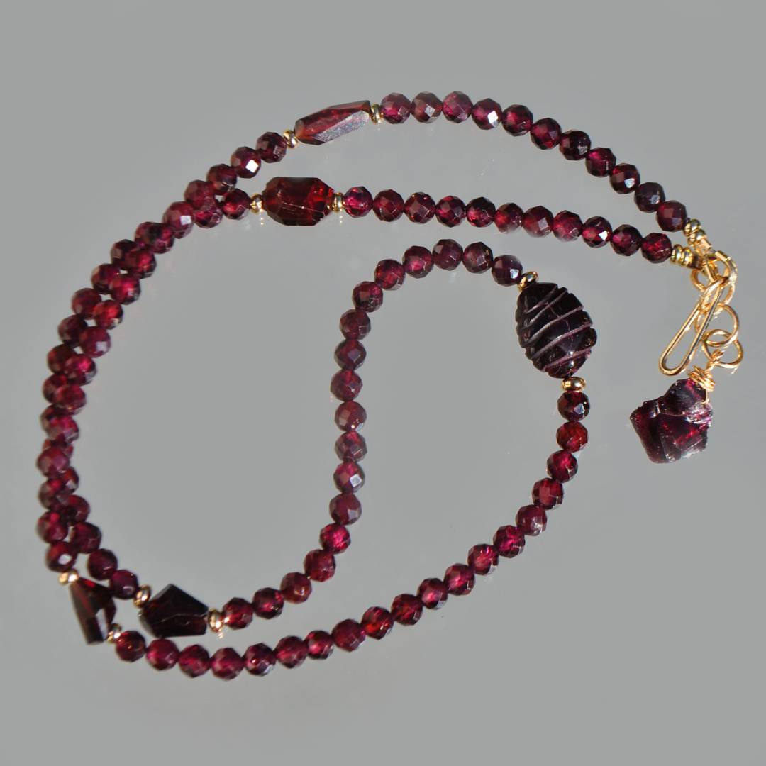 collier grenat rose t et almandin, pierre brute dos