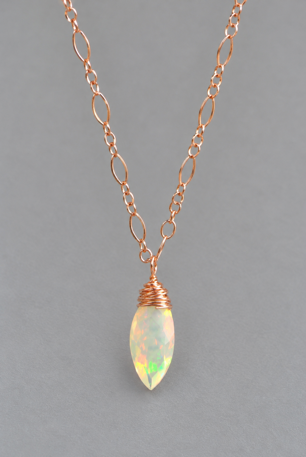 Pendentif opale iridescent en or rose