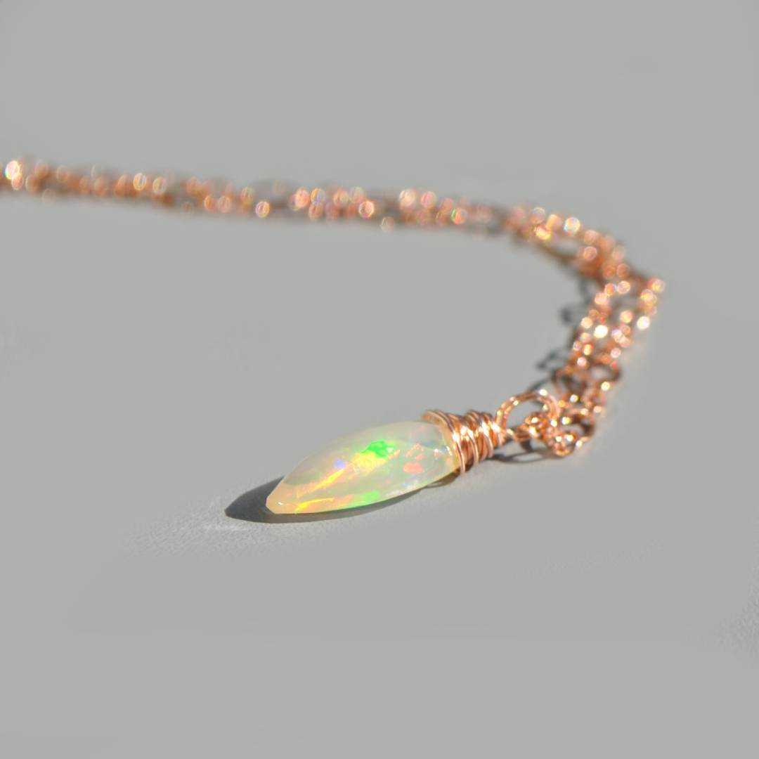 collier opale éthiopienne, collier opale naturelle, pendentif opale Welo facettée, collier opale or rose, collier Rose Gold Filled 14K, bijou artisanal opale, collier goutte pierre naturelle, opale Welo Éthiopie haute qualité
