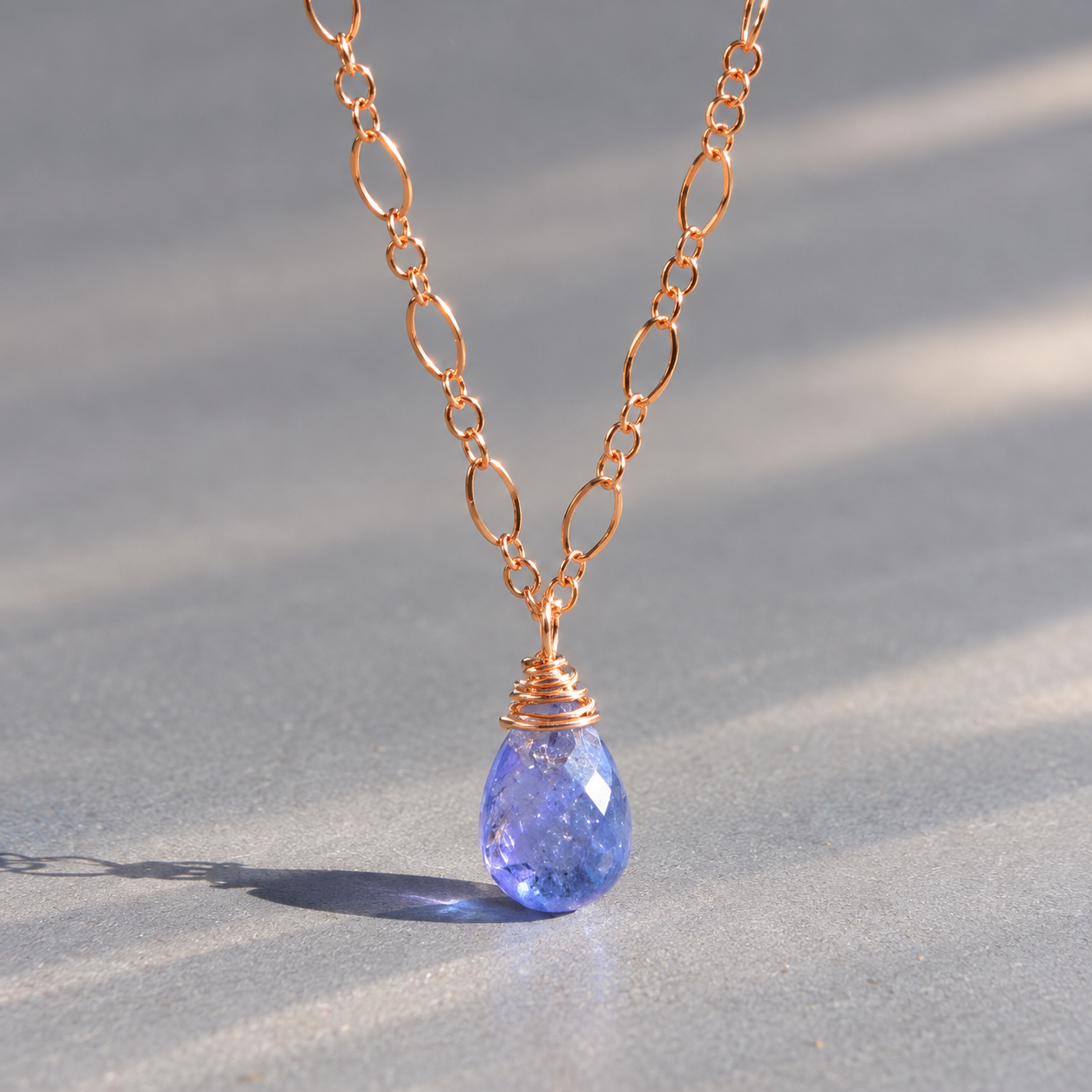 Collier rose doré au pendentif tanzanite