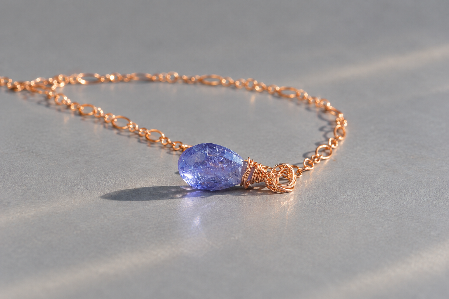 Collier rose doré et pendentif violet