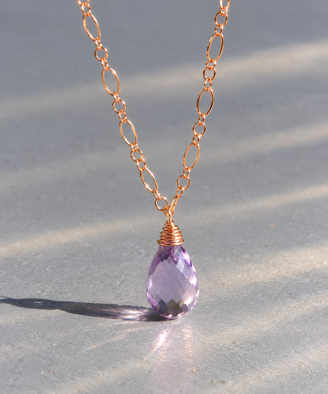 Collier rose doré et améthyste lilas