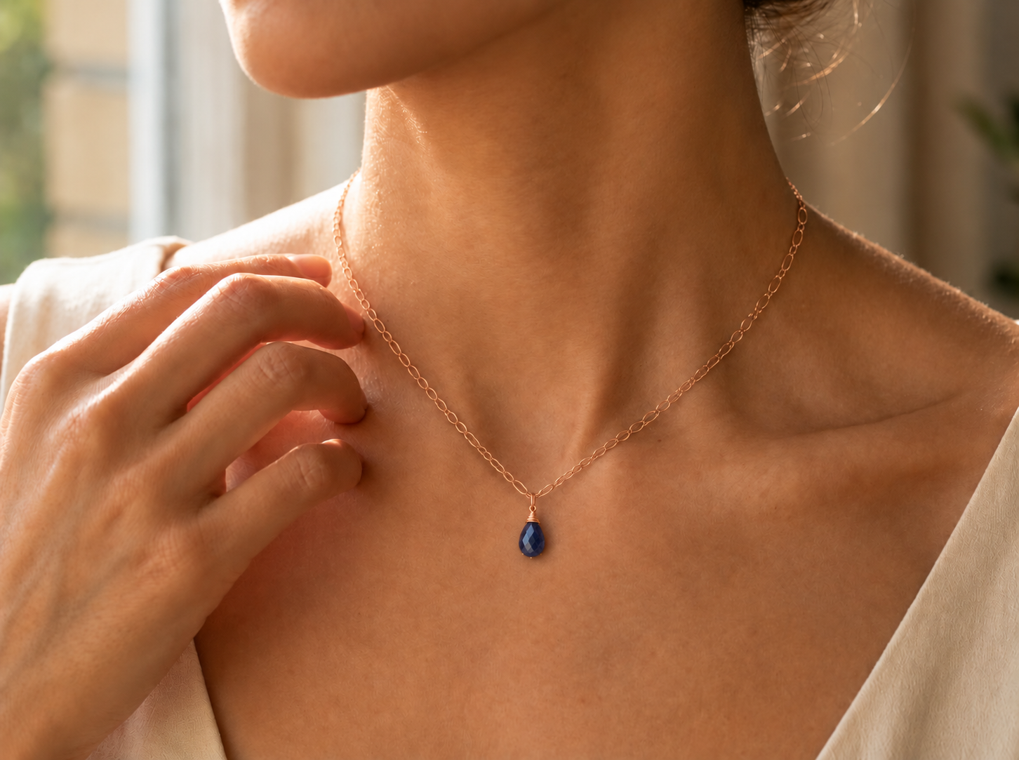 Portrait chaleureux d’un pendentif saphir délicat