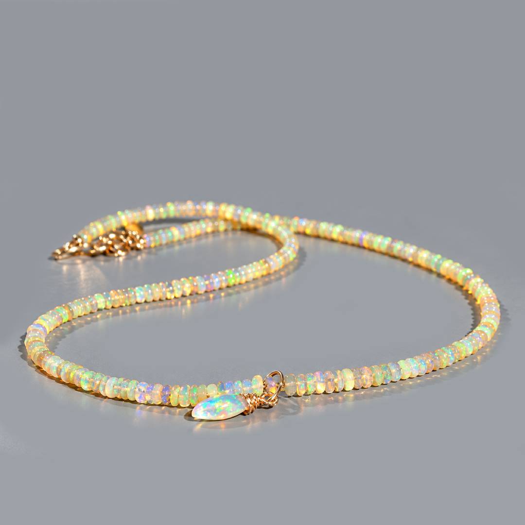 Halskette aus Welo-Opal mit geschliffenem Anhänger