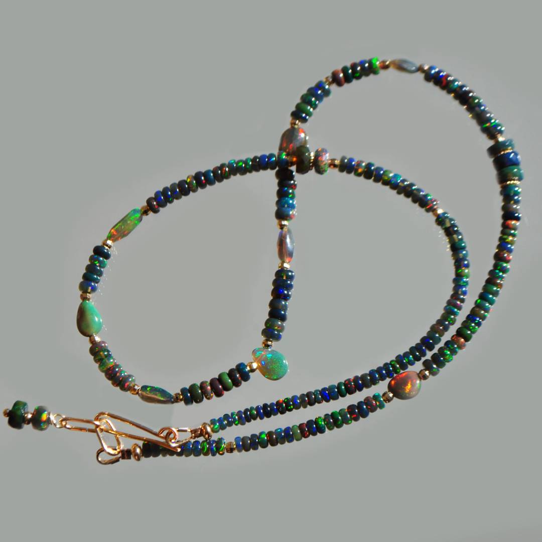 Collier opale noire vu de dessus, avec le fermoir crochet et le petit pendentif de nuque