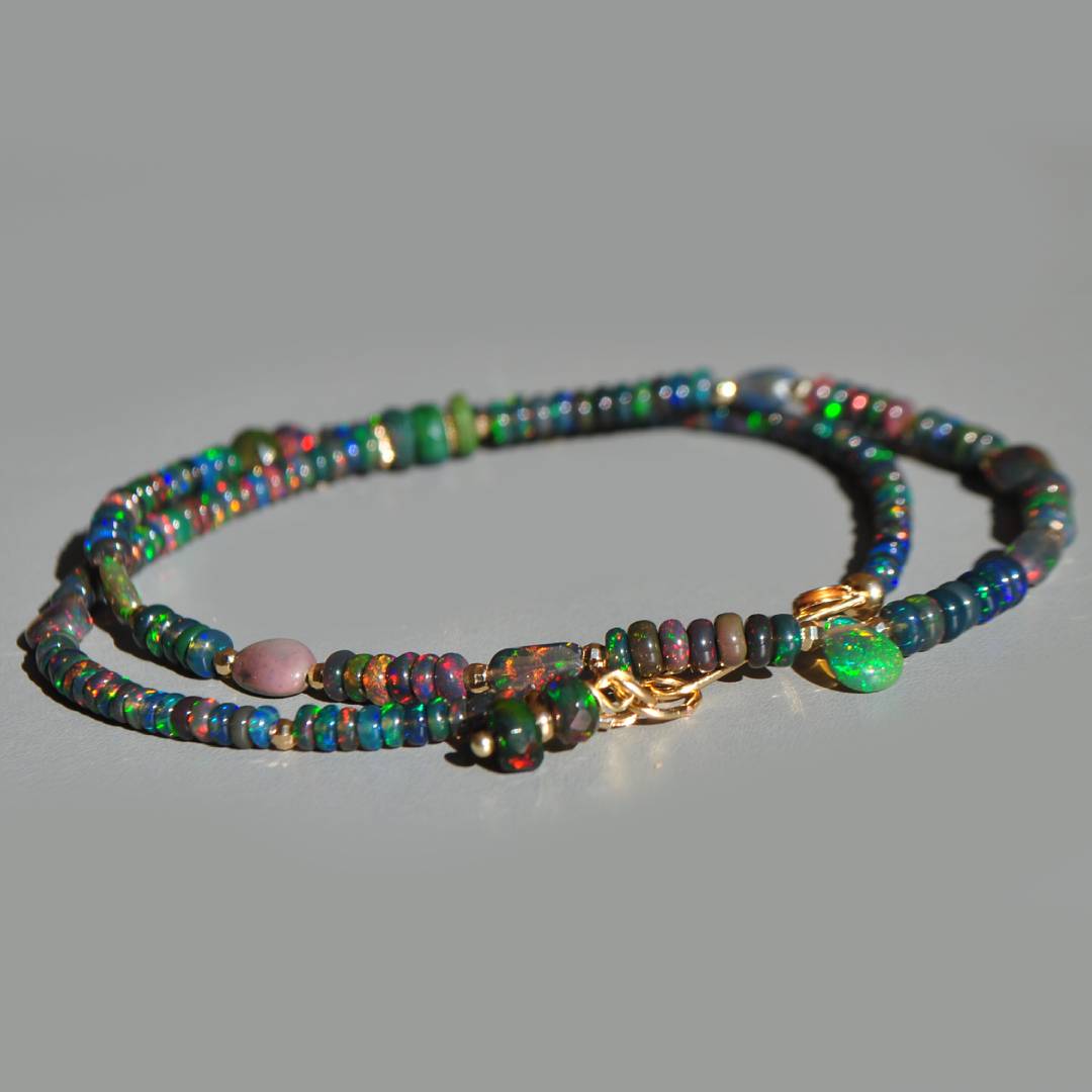 Gros plan sur la goutte dopale verte et le fermoir crochet Gold Filled 14K du collier