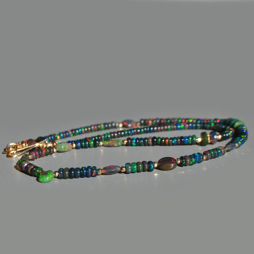 Collier opale noire enroulé, perles ovales dopale, rondelles multicolores et fermoir crochet doré