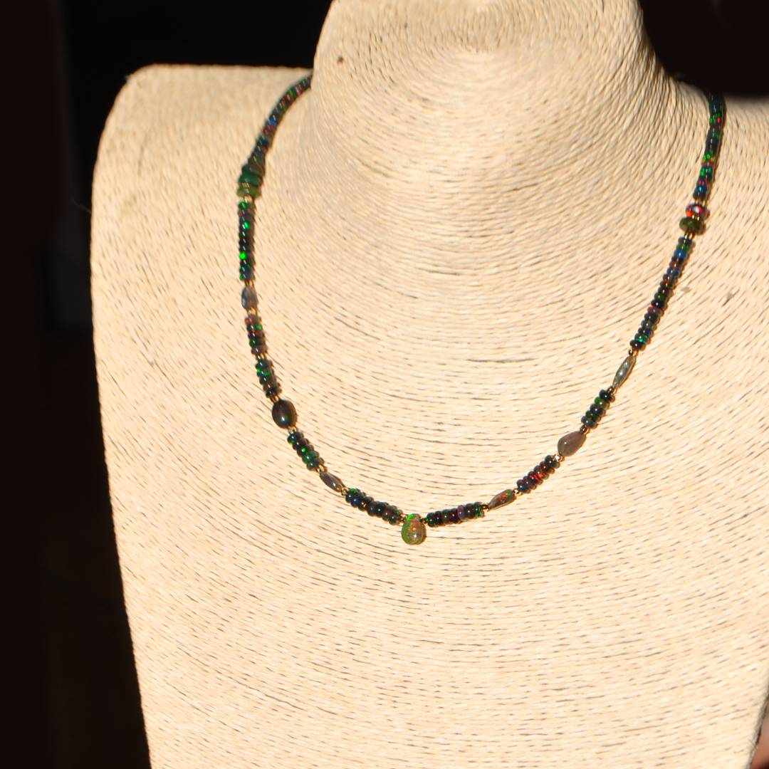 Collier opale noire porté sur buste, goutte dopale au niveau du décolleté