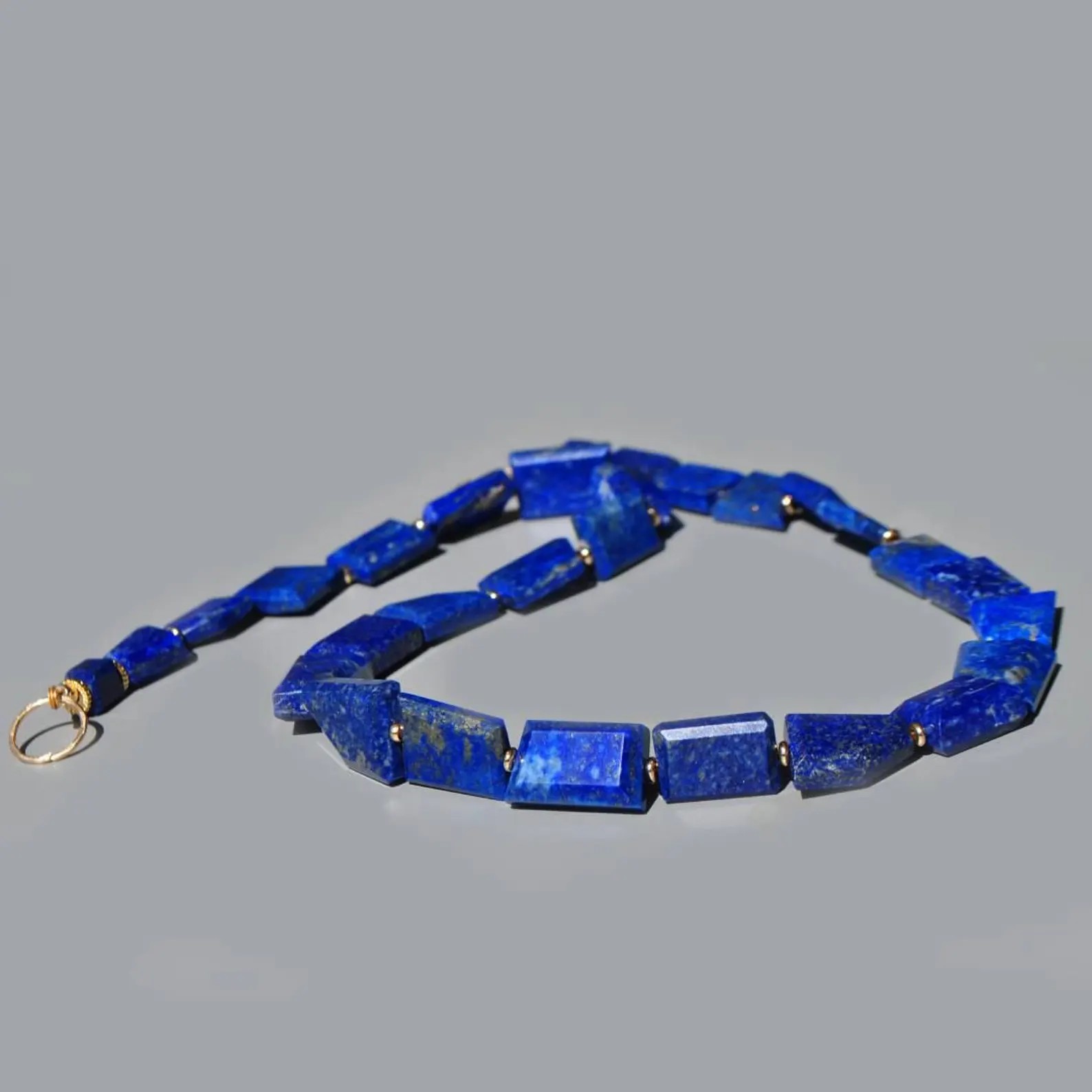 Collier lapis lazuli posé en vague, pierres taillées facettées et anneau du fermoir en Gold Filled 14K