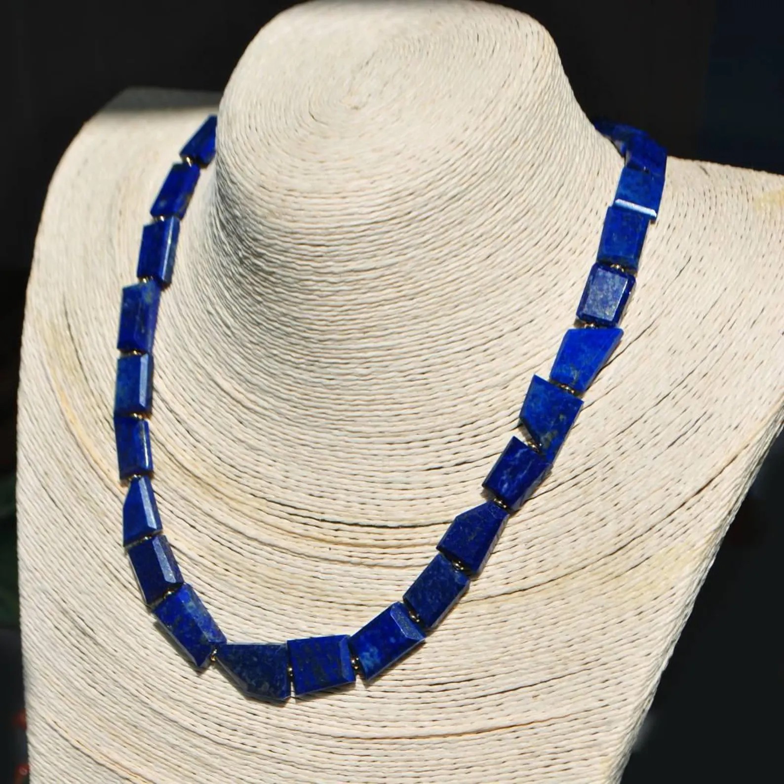 Collier lapis lazuli porté sur buste, grandes pierres taillées en trapèzes