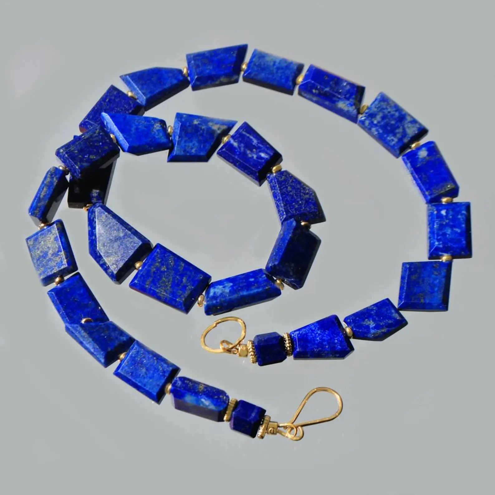 collier-lapis-lazuli-en-spirale-crochet-et-anneau-gold-filled-14k (1)