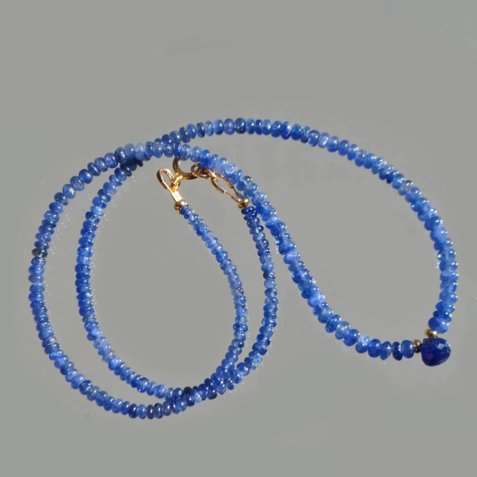 Collier saphir bleu de Birmanie vu de dessus, goutte de saphir et fermoir crochet Gold Filled 14K