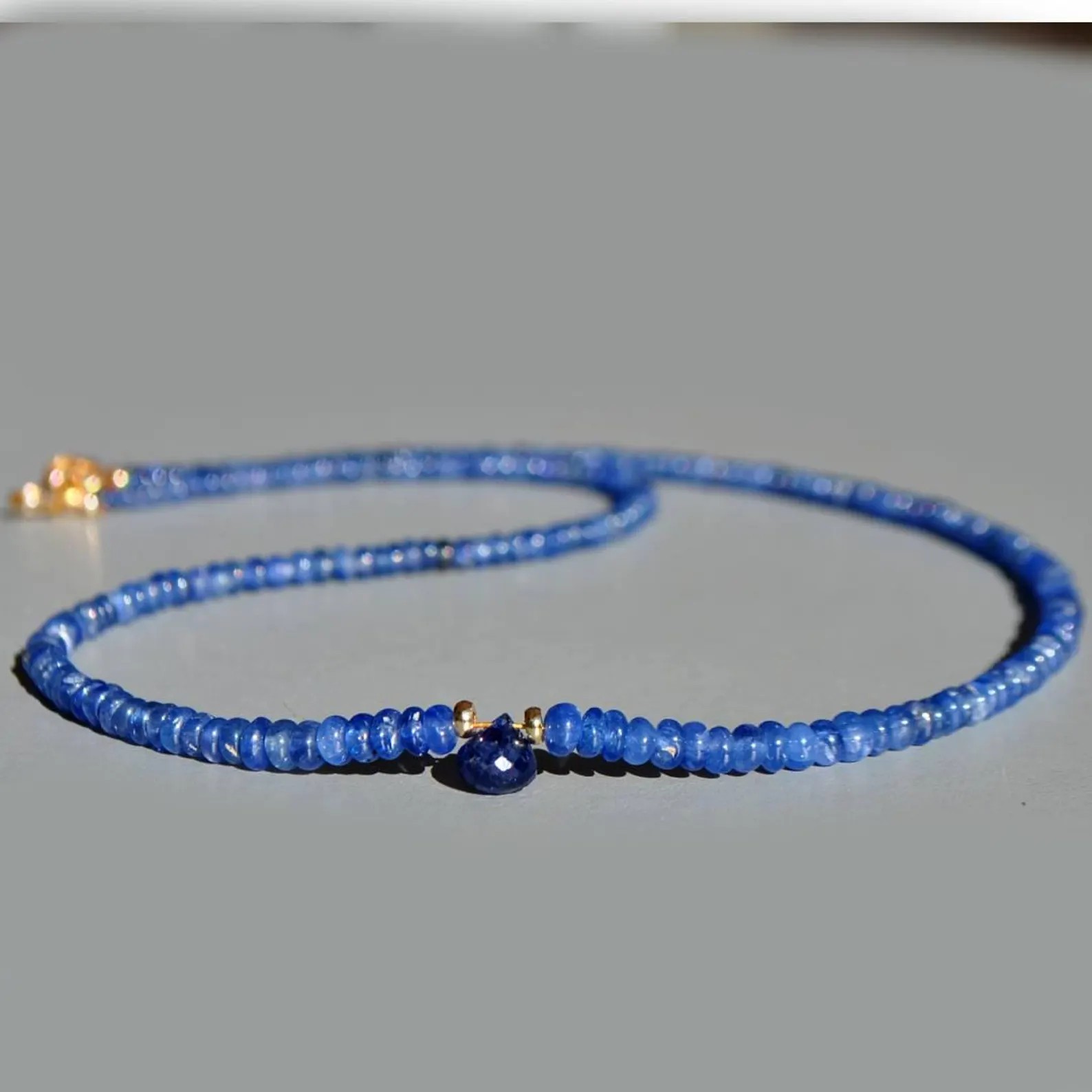 Goutte de saphir de Thaïlande facettée entre deux perles Gold Filled 14K