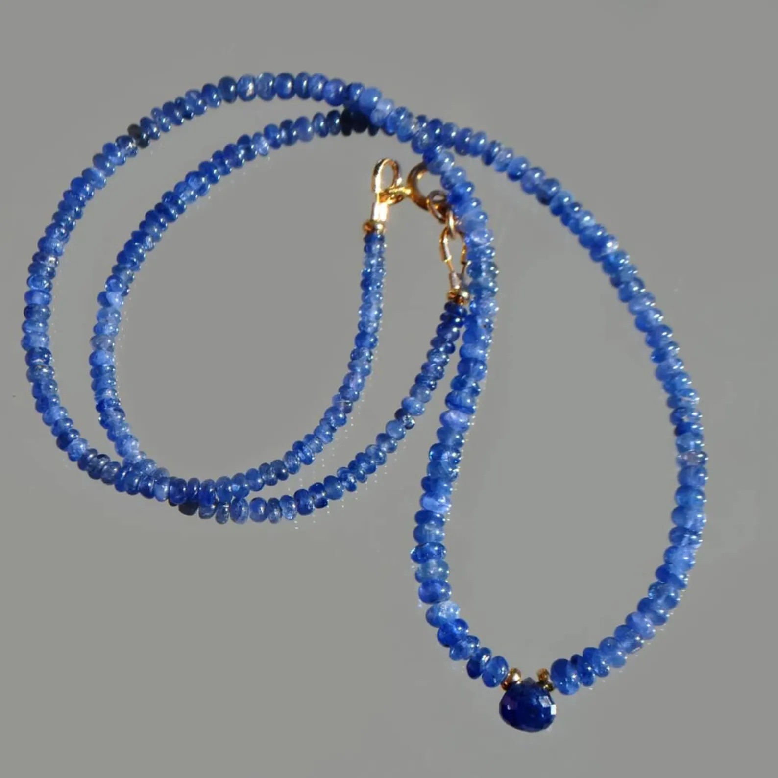 Collier saphir bleu enroulé, rondelles aux nuances de bleu et goutte facettée