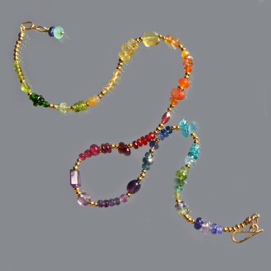 Les bijoux composées de pierres représentant les sept chakras