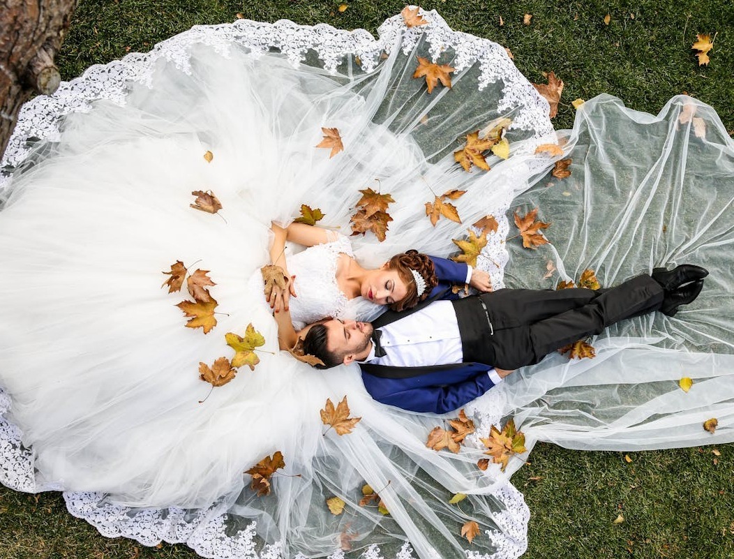 photo aerienne de l homme et de la femme allonge sur l herbe
