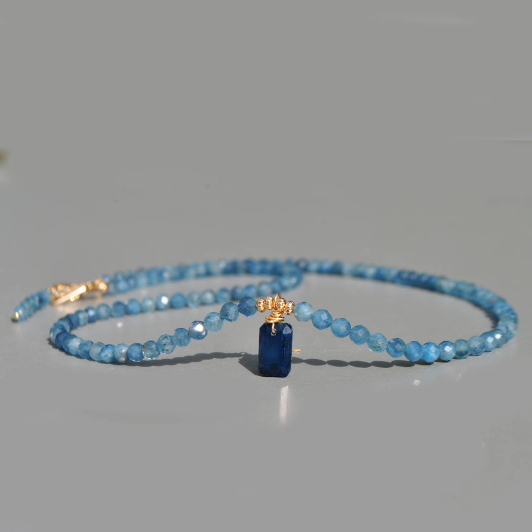 collier aigue maine bleue pendntif cyanite taillee