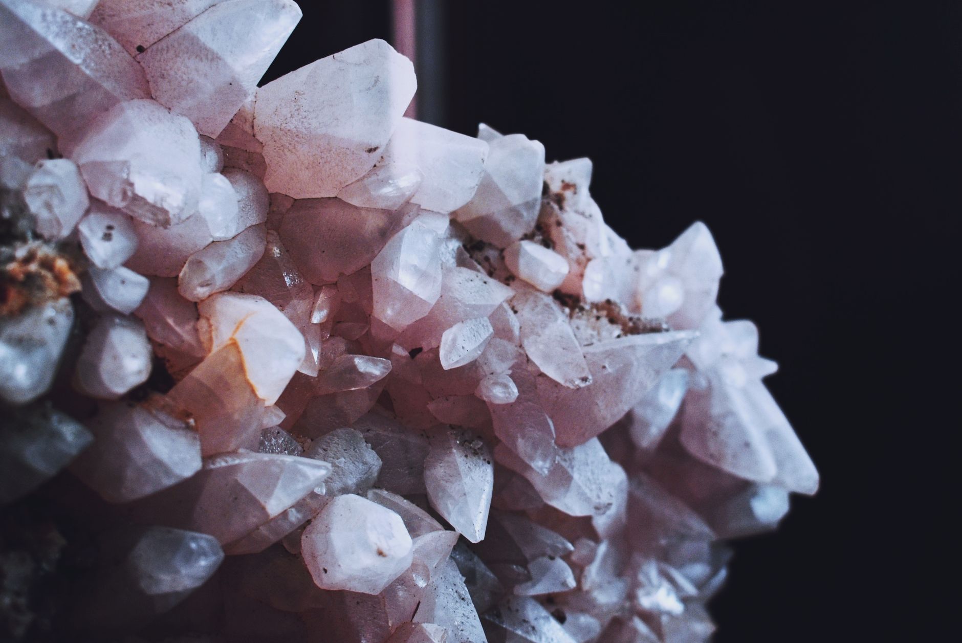 prise de vue macro detaillee de cristaux de quartz rose montrant la beaute naturelle et la texture
