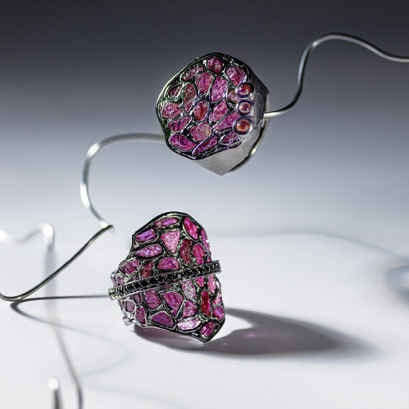 magnifique bijou avec des pierres precieuses roses dans un cadre artistique moderne